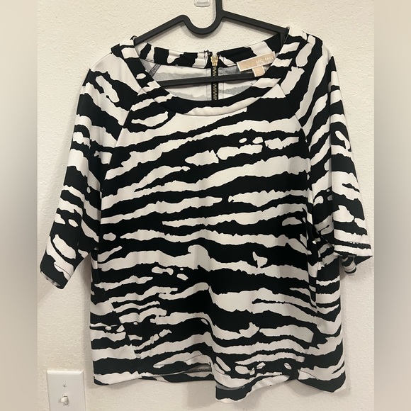 Micheal kors top & 🎁 - Picture 1 of 16